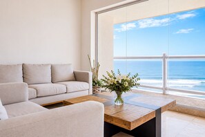 Apartamento luxo, sacada, vista para a praia | Área de estar