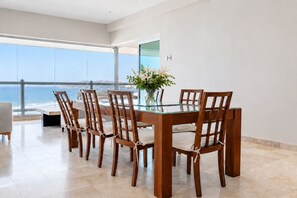 Apartamento luxo, sacada, vista para a praia | Opções para refeição