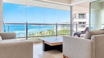 Appartamento Deluxe, balcone, vista spiaggia | Interni