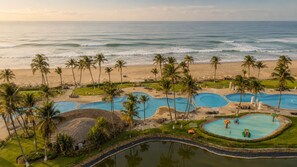 Deluxe-Apartment, Balkon, Strandblick | Pool | Außenpool
