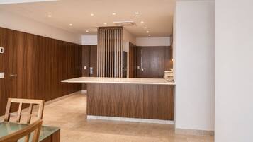 Deluxe-Apartment, Balkon, Strandblick | Innenbereich