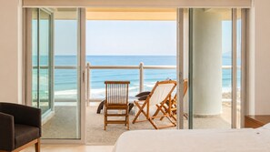 Apartamento luxo, sacada, vista para a praia | Cortinas blackout, ferros/tábuas de passar roupa, Wi-Fi de cortesia