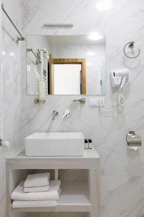 Habitación familiar, balcón, vistas a la montaña | Baño | Bañera, artículos de higiene personal gratuitos y secador de pelo