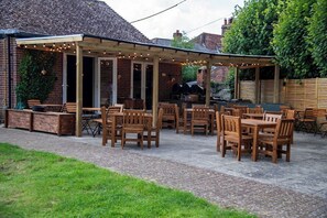 Outdoor dining - Charming Kintbury Cottage (Kintbury)