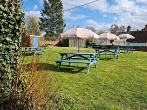 Outdoor dining - Charming Kintbury Cottage (Kintbury)