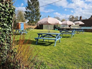 Outdoor dining - Gorgeous 2 bedroom Kintbury cottage (Kintbury)
