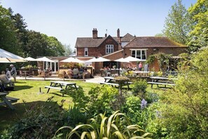 Outdoor dining - Gorgeous 2 bedroom Kintbury cottage (Kintbury)