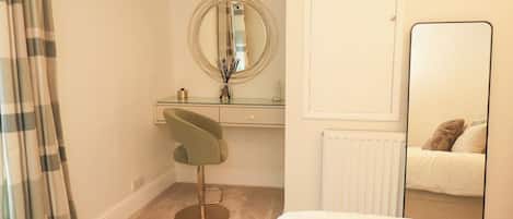2 chambres, accès au Wi-Fi (inclus), décor unique, ameublement unique