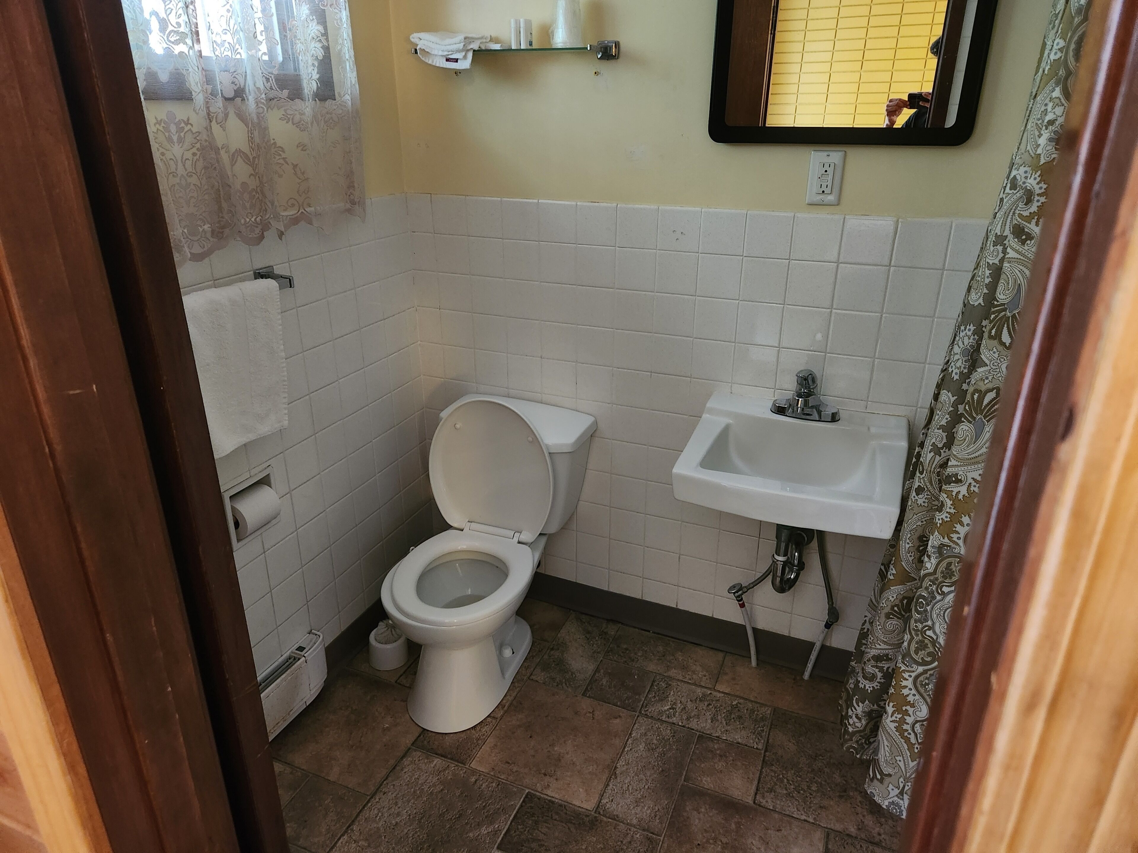 Towels, soap, shampoo, toilet paper
