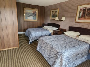 Standard Double Room | Laptop workspace, free WiFi - Cedar Creek Resort (East Braintree)