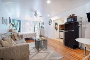 Smart TV, fireplace, books - Hamilton House Studio Apt 4. Pvt Bath & Fireplace (Manhattan)