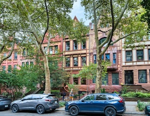 A row of red brick apartment buildings with trees in front. - Hamilton House Studio Apt 4. Pvt Bath & Fireplace (Manhattan)