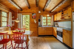 Kühlschrank, Herdplatte, Wasserkocher mit Kaffee-/Teezubehör, Hochstuhl