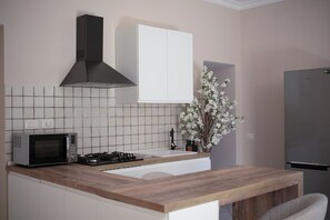 Kühlschrank, Mikrowelle, Ofen, Herdplatte