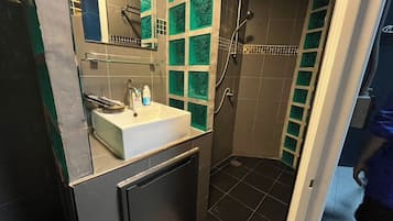 Quarto, 1 cama King, vista para a praia | Banheiro | Chuveiro, secador de cabelo, toalhas de banho, sabonete