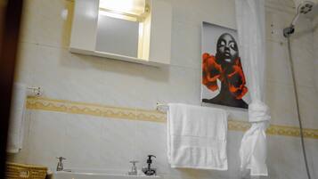 Deluxe Quadruple Room, Garden View | Bathroom | Towels, soap, shampoo, toilet paper