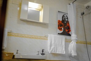 Deluxe Quadruple Room, Garden View | Bathroom - Hakuna matata villas & hostel (Arusha)