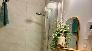 Deluxe Loft, Kitchenette | Bathroom | Shower, hair dryer, towels, soap