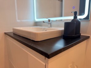 Secadora de cabello, toallas, jabón, papel de baño