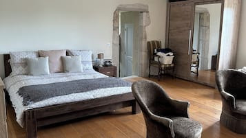 4 habitaciones, escritorio, tabla de planchar con plancha y wifi gratis