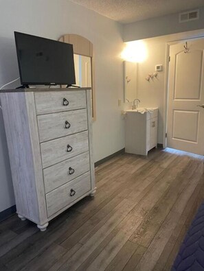 Kamer, 1 twee- of 2 eenpersoonsbedden, niet-roken, uitzicht op oceaan | Verduisterende gordijnen, een strijkplank/strijkijzer, gratis wifi