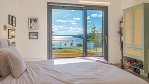 Makuuhuoneessa on suuri liukuovi, joka johtaa parvekkeelle, jolta avautuu näkymä järvelle ja puustoon.