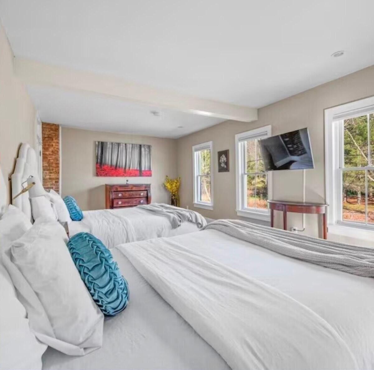 8 bedrooms, desk, iron/ironing board, travel crib
