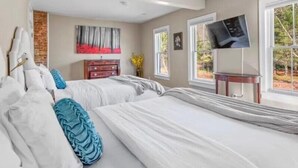 Room - 8BR Luxury Farmhouse · Waterfall · Hot Tub · Catskills (Ellenville)