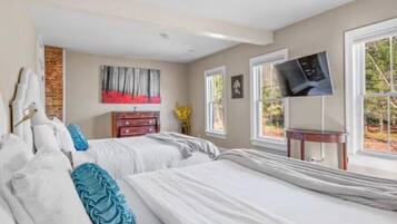 8 bedrooms, desk, iron/ironing board, travel crib