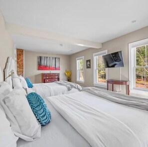 8 bedrooms, desk, iron/ironing board, travel cot - 8BR Luxury Farmhouse · Waterfall · Hot Tub · Catskills (Ellenville)