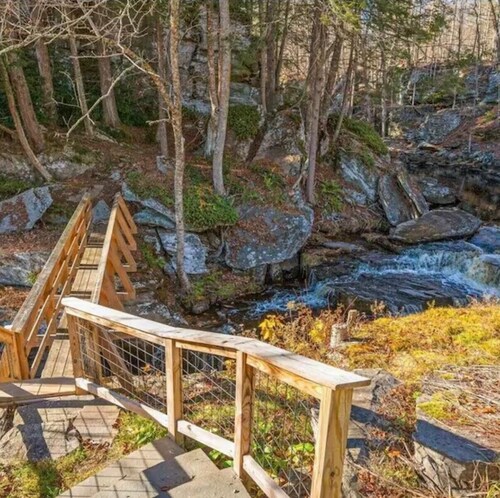 8BR Luxury Farmhouse · Waterfall · Hot Tub · Catskills
