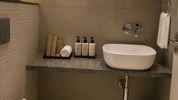 Deluxe Double Room | Bathroom