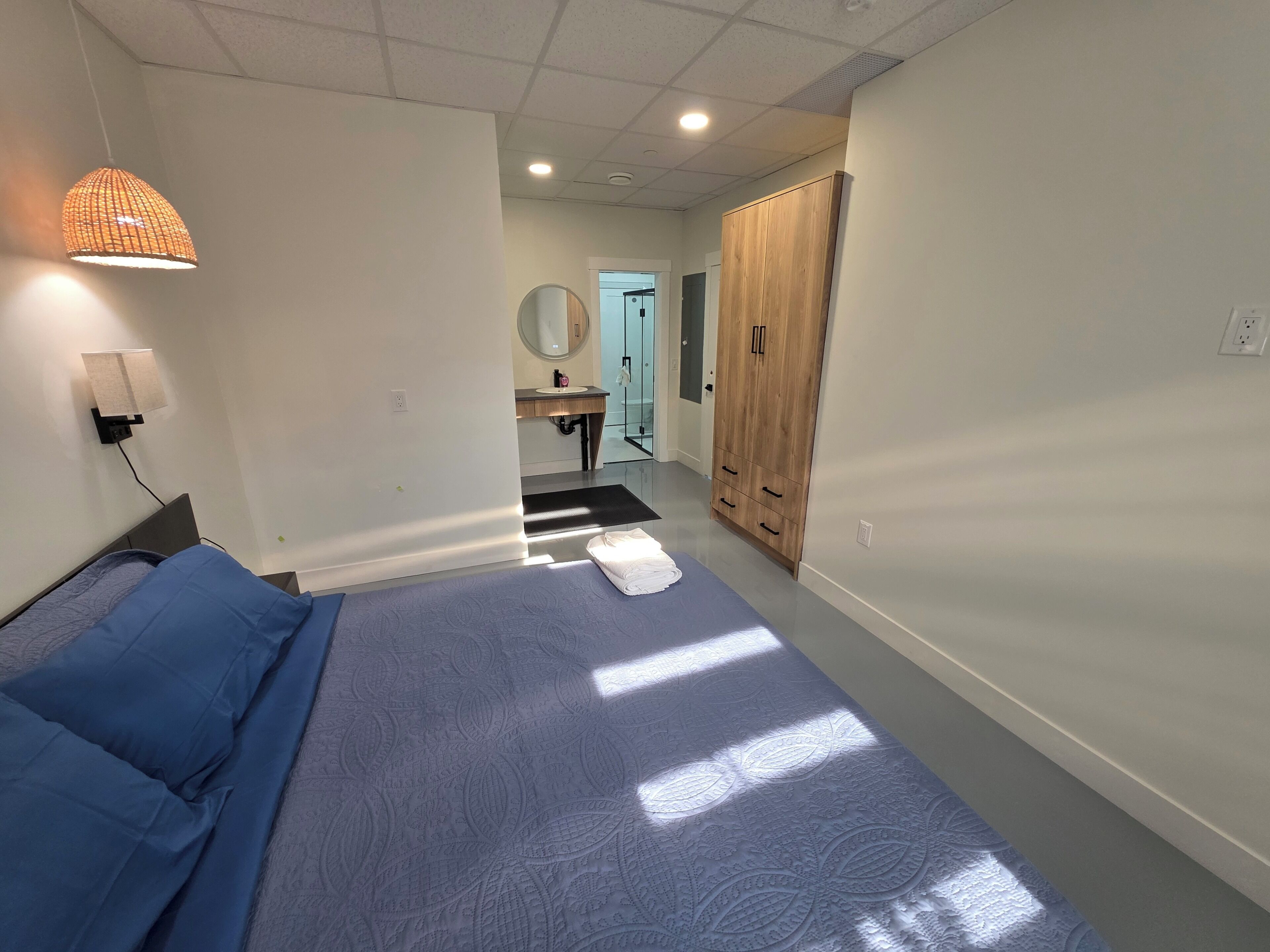2 habitaciones, escritorio, tabla de planchar con plancha y wifi gratis 