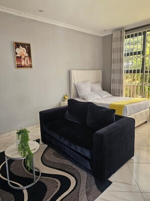 Living area - Cozy 1-bedroom bed & breakfast in charming Harare with AC (Harare)