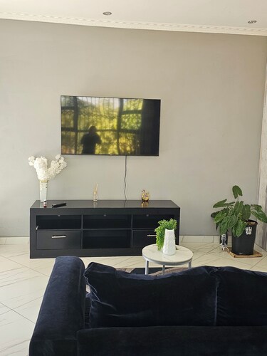 Cozy 1-bedroom bed & breakfast in charming Harare with AC