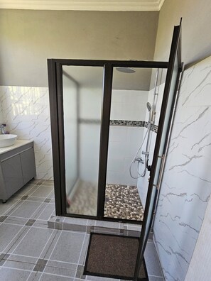 Bathroom - Cozy 1-bedroom bed & breakfast in charming Harare with AC (Harare)