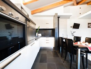 Private kitchen - Country House 'D’Olívia Lovely Homes - Conceição' with Shared Garden, Wi-Fi & Air Conditioning (Cela)