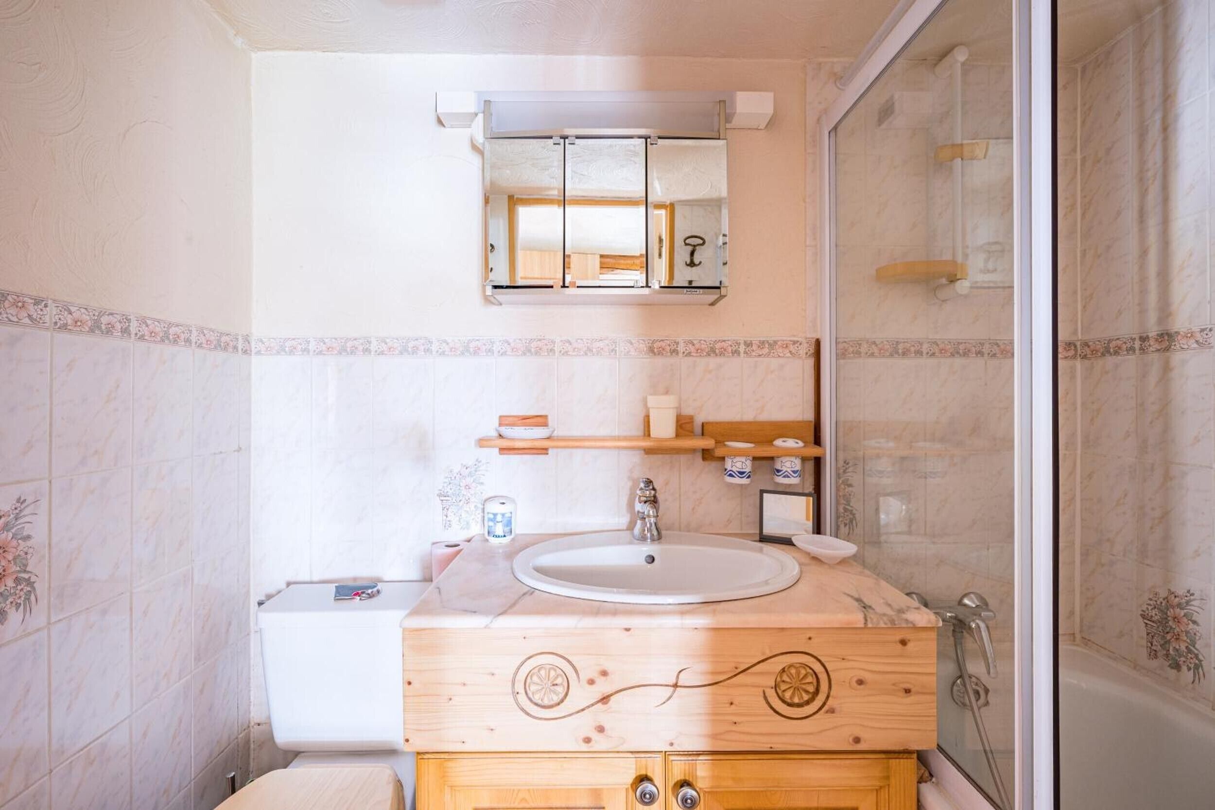 Douche, séchoir à cheveux, serviettes fournies