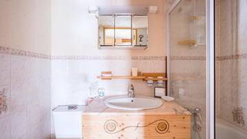 Douche, séchoir à cheveux, serviettes fournies
