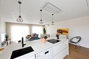 Wasserkocher mit Kaffee-/Teezubehör, Kühlschrank, Mikrowelle, Ofen