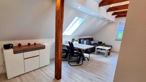 Un moderno loft con angolo cottura, zona pranzo e salotto.