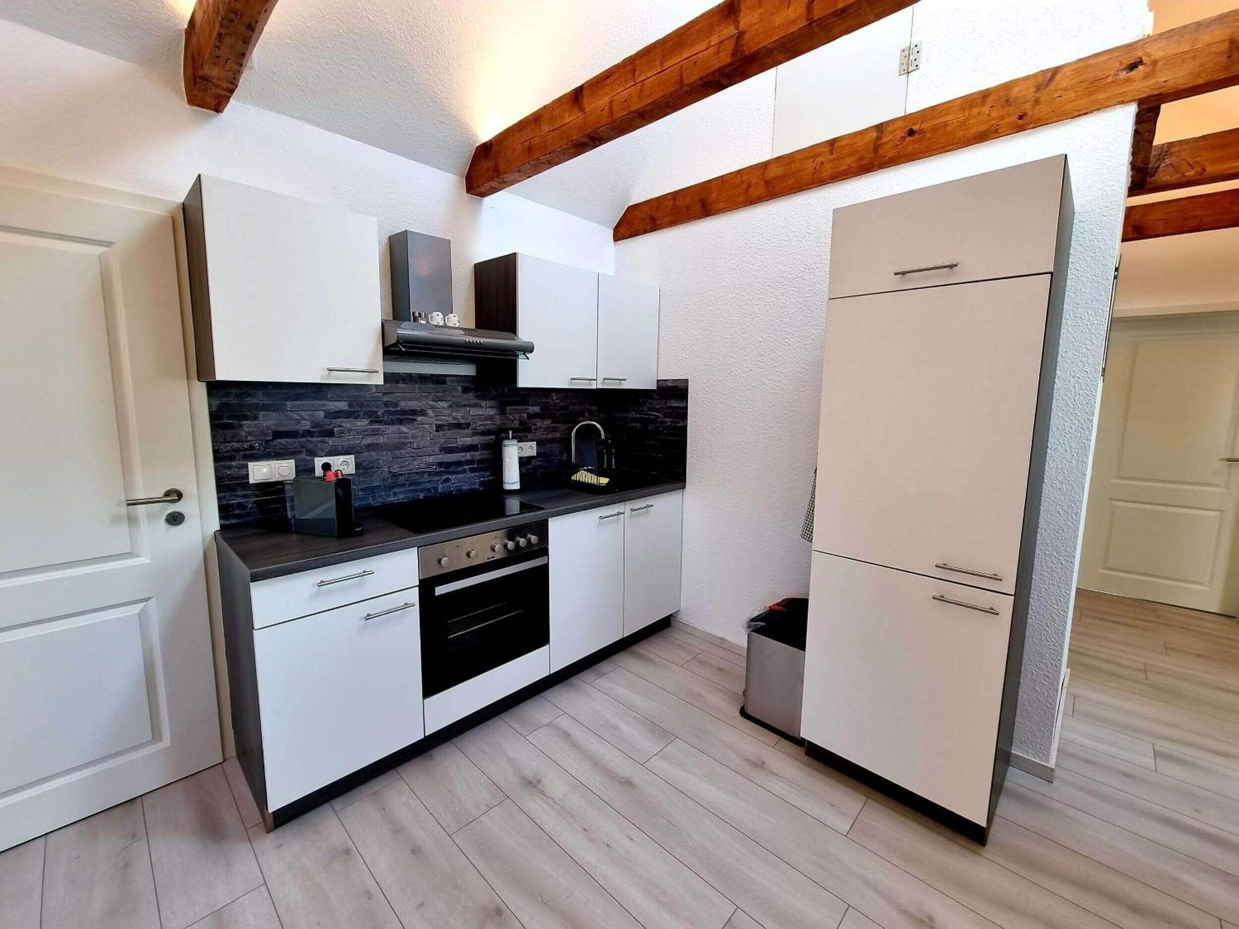 Wasserkocher mit Kaffee-/Teezubehör, Kühlschrank, Mikrowelle, Ofen