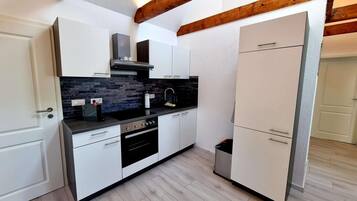 Wasserkocher mit Kaffee-/Teezubehör, Kühlschrank, Mikrowelle, Ofen