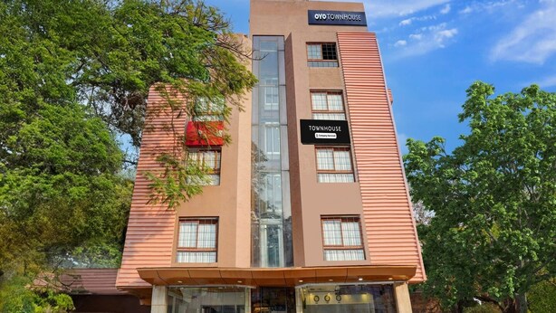 A multi-story building with a sign reading 'OYO TOWNHOUSE.' - Suite La Casa Boutique Koramangala (Bengaluru)