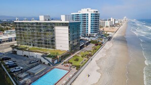 A modern hotel with a swimming pool, beachfront location, and adjacent beach. - 🌴Amazing Ocean Views | Beachfront Pool | Oceanside Inn 605🌴 (Daytona Beach)
