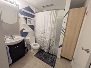 Dusche, Haartrockner, Handtücher, Seife