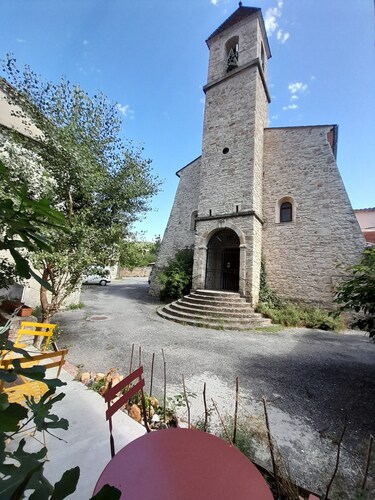 Ancienne maison paroissiale face à l'église.
Animaux acceptés sans frais.