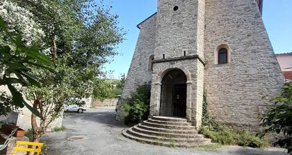 Ancienne maison paroissiale face à l'église.
Animaux acceptés sans frais.