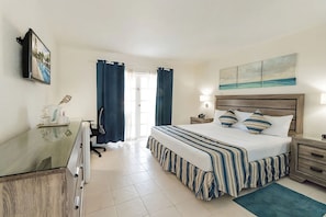 Una habitación de hotel con cama, mesitas de noche, escritorio y silla.