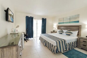 Una habitación de hotel con cama, mesitas de noche, escritorio y silla.